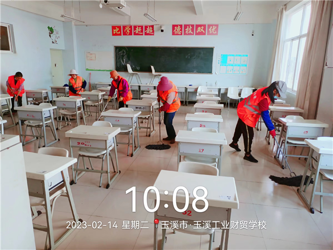 图片1：清扫主教学楼教室.jpg